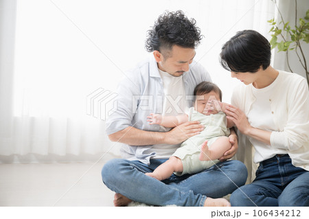 パパに抱っこされる赤ちゃん　とても眠い 106434212
