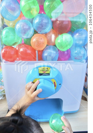 ガチャガチャを回す子供 106434500