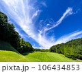 青い空とゴルフコース 106434853