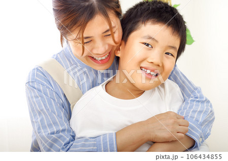 男の子をハグする女性 106434855