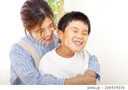 男の子をハグする女性 106434856