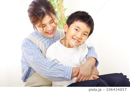 男の子をハグする女性 106434857