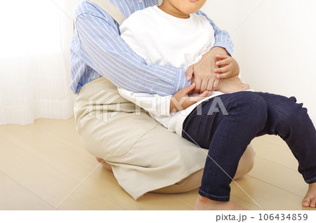 男の子をハグする女性 男の子をハグする女性 106434859