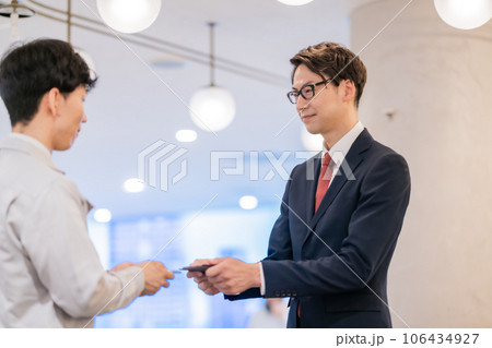 名刺交換するビジネスマンとエンジニア 106434927