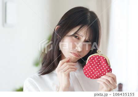 お金について考える女性 106435155