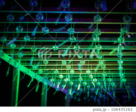 緑色の風鈴のイルミネーション 106435262