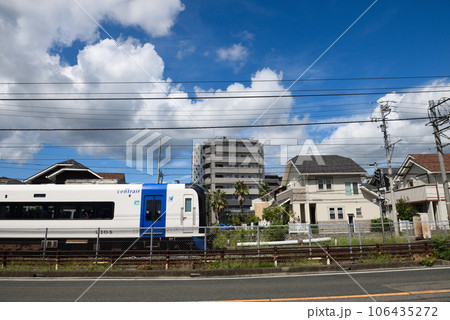 新舞子の海辺の住宅街を走る列車 新舞子の海辺の住宅街を走る列車 106435272