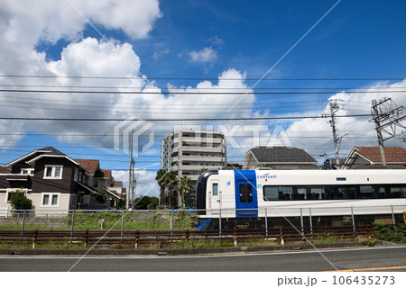 新舞子の海辺の住宅街を走る列車 新舞子の海辺の住宅街を走る列車 106435273