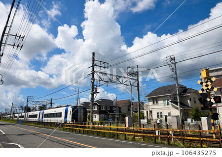 新舞子の海辺の住宅街を走る列車 新舞子の海辺の住宅街を走る列車 106435275