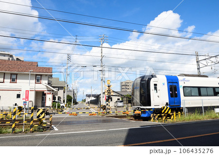 新舞子の海辺の住宅街を走る列車 新舞子の海辺の住宅街を走る列車 106435276