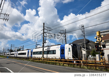 新舞子の海辺の住宅街を走る列車 新舞子の海辺の住宅街を走る列車 106435277