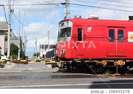 新舞子の海辺の住宅街を走る列車 新舞子の海辺の住宅街を走る列車 106435278