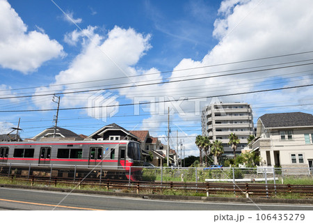 新舞子の海辺の住宅街を走る列車 新舞子の海辺の住宅街を走る列車 106435279