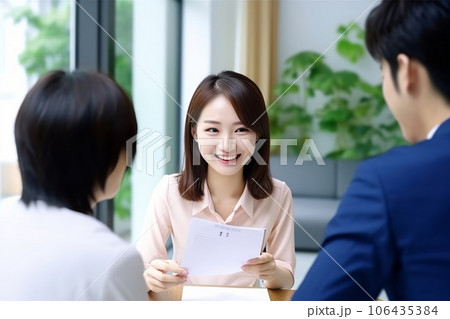 笑顔で話をする女性社員　AI生成画像　AI画像 106435384