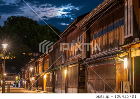 歴史的建造物の町家が並ぶひがし茶屋街の夜景|石川県金沢市 歴史的建造物の町家が並ぶひがし茶屋街の夜景|石川県金沢市 106435781