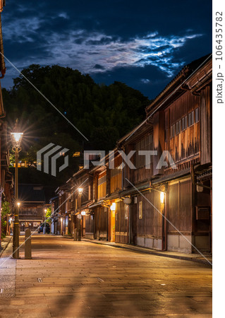 歴史的建造物の町家が並ぶひがし茶屋街の夜景|石川県金沢市 歴史的建造物の町家が並ぶひがし茶屋街の夜景|石川県金沢市 106435782