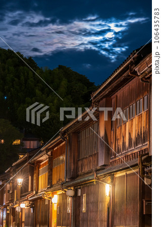 歴史的建造物の町家が並ぶひがし茶屋街の夜景|石川県金沢市 歴史的建造物の町家が並ぶひがし茶屋街の夜景|石川県金沢市 106435783
