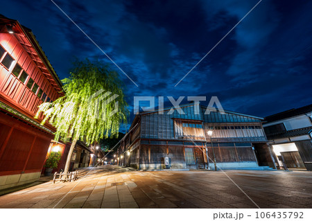 歴史的建造物の町家が並ぶひがし茶屋街の夜景｜石川県金沢市 106435792