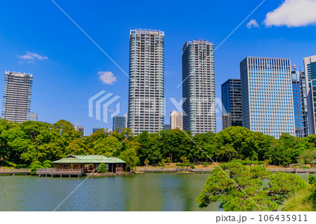 東京　中央区　浜離宮恩賜庭園　潮入の池と高層ビル 106435911