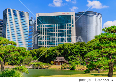 東京　中央区　浜離宮恩賜庭園　潮入の池と高層ビル 106435913