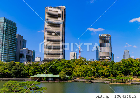 東京　中央区　浜離宮恩賜庭園　潮入の池と高層ビル 106435915