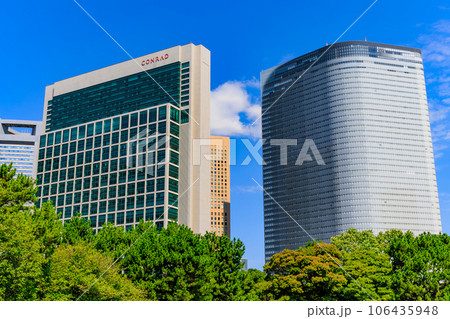 東京　中央区　浜離宮恩賜庭園から見た汐留の高層ビル 106435948