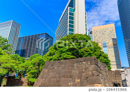 東京 中央区 浜離宮恩賜庭園 大手門と高層ビル 東京 中央区 浜離宮恩賜庭園 大手門と高層ビル 106435966