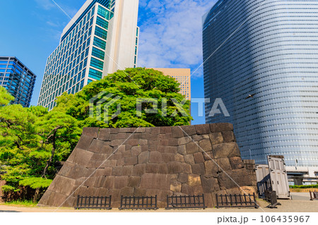 東京　中央区　浜離宮恩賜庭園　大手門と高層ビル 106435967