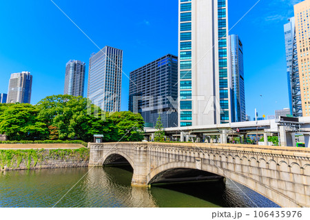 東京　中央区　浜離宮恩賜庭園の入口 大手門橋 106435976