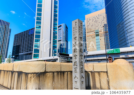 東京　中央区　浜離宮恩賜庭園の入口 大手門橋 106435977