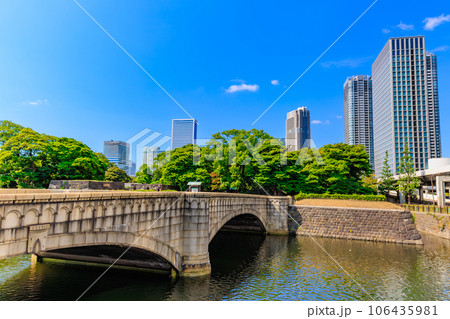 東京 中央区 浜離宮恩賜庭園の入口 大手門橋 東京 中央区 浜離宮恩賜庭園の入口 大手門橋 106435981