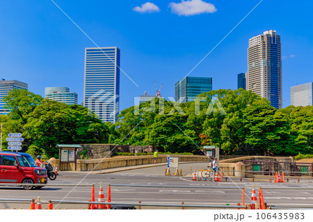 東京 中央区 汐先橋交差点から見た汐留の高層ビルと浜離宮恩賜庭園 東京 中央区 汐先橋交差点から見た汐留の高層ビルと浜離宮恩賜庭園 106435983