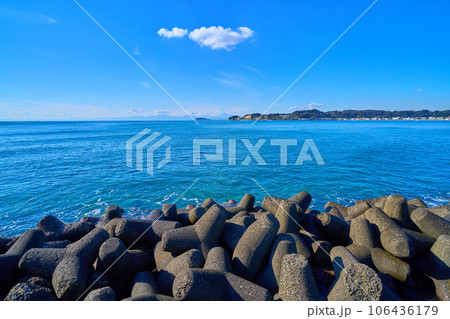 神奈川県逗子市小坪の小坪飯島公園のテトラポッド越しに西側の眺望(江の島,富士山,金時山など) 106436179