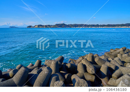 神奈川県逗子市小坪の小坪飯島公園のテトラポッド越しに西側の眺望(江の島,富士山,金時山など) 106436180