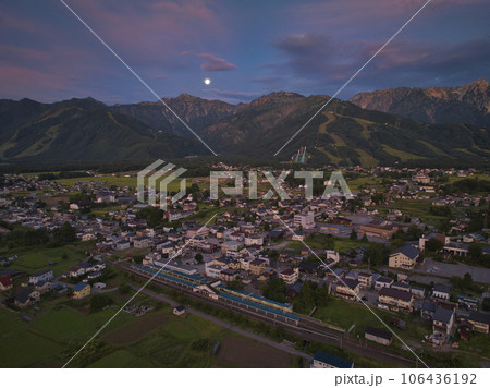スーパーブルームーンと迎える白馬の美しい夜明け 長野県白馬村(ドローンによる空撮) スーパーブルームーンと迎える白馬の美しい夜明け 長野県白馬村(ドローンによる空撮) 106436192