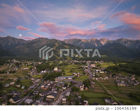 スーパーブルームーンと迎える白馬の美しい夜明け 長野県白馬村(ドローンによる空撮) スーパーブルームーンと迎える白馬の美しい夜明け 長野県白馬村(ドローンによる空撮) 106436199