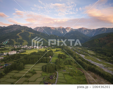 白馬の美しい夜明け　長野県白馬村（ドローンによる空撮） 106436201
