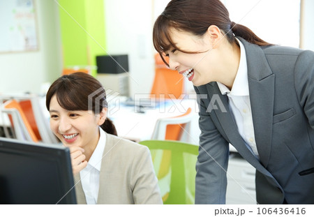 パソコンの内容に盛り上がる女性会社員イメージ 106436416