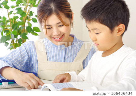 勉強を頑張る男の子と教える母親 106436434
