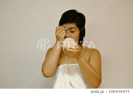 Beautiful Asian woman with dark eyebrows Use an eyebrow pencil to coat the eyebrows. Comb your eyebrows with an eyeliner brush. 106436455