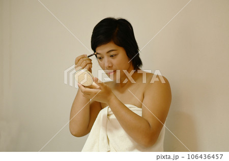 Beautiful Asian woman with dark eyebrows Use an eyebrow pencil to coat the eyebrows. Comb your eyebrows with an eyeliner brush. 106436457