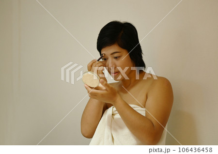 Beautiful Asian woman with dark eyebrows Use an eyebrow pencil to coat the eyebrows. Comb your eyebrows with an eyeliner brush. 106436458