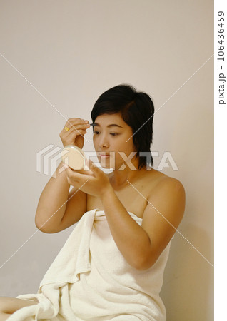 Beautiful Asian woman with dark eyebrows Use an eyebrow pencil to coat the eyebrows. Comb your eyebrows with an eyeliner brush. 106436459