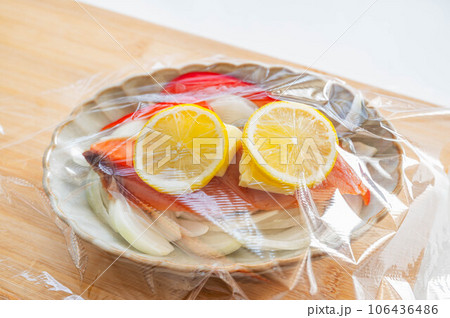 生鮭のレンチンレモンバター蒸し 106436486