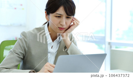 パソコン前で悩む・困る女性会社員イメージ パソコン前で悩む・困る女性会社員イメージ 106437372