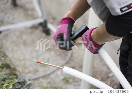 冷媒管をパイプカッターでカットする作業員男性手元 エアコン取り付け工事 冷媒管をパイプカッターでカットする作業員男性手元 エアコン取り付け工事 106437606