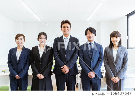 会社・企業に勤める5人のスーツ姿のビジネスマン・ビジネスウーマン 106437647