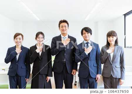 会社・企業に勤める5人のスーツ姿のビジネスマン・ビジネスウーマン 106437650