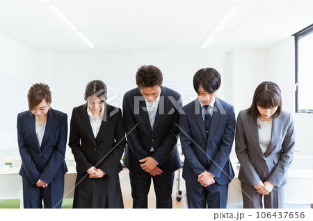 不祥事で謝罪する会社・企業に勤める5人のスーツ姿のビジネスマン（汚職・偽装・違反・事件・不正） 106437656