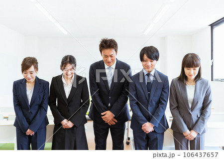 挨拶する会社・企業に勤める5人のスーツ姿のビジネスマン・ビジネスウーマン(お辞儀・感謝・歓迎) 挨拶する会社・企業に勤める5人のスーツ姿のビジネスマン・ビジネスウーマン(お辞儀・感謝・歓迎) 106437657